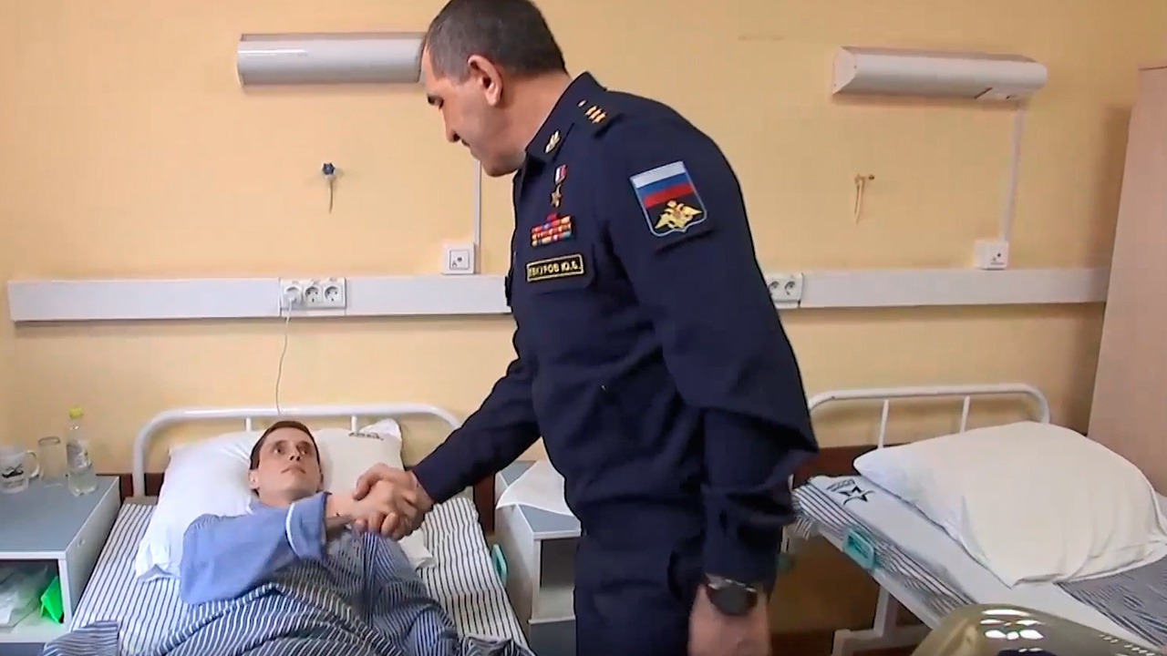 Мобилизованный после госпиталя. Российские военные в госпитале. Награждение военных в госпитале.