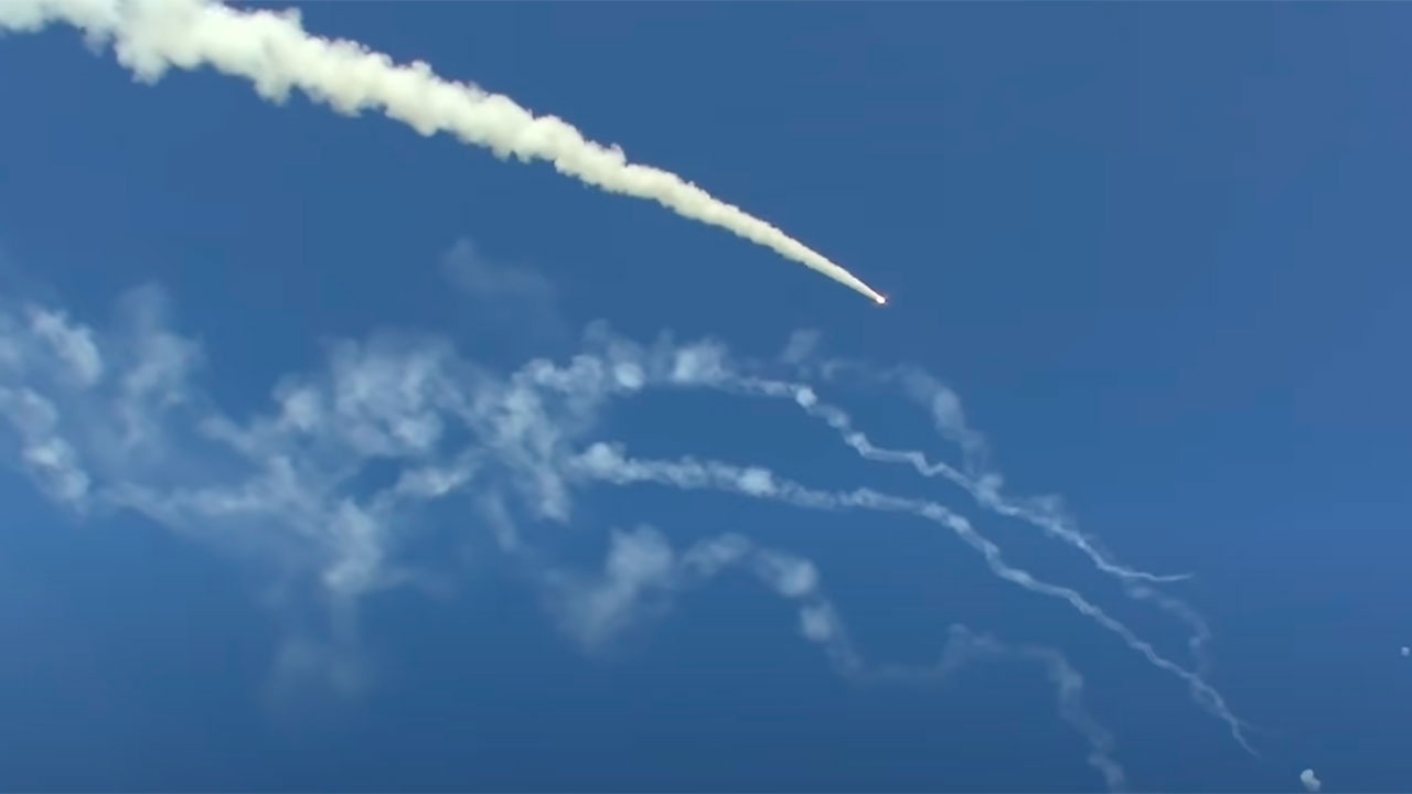Украина сбила самолет рф. Ракета в небе. Сбитый самолет в небе. Сбит российский самолет на Украине 2022.