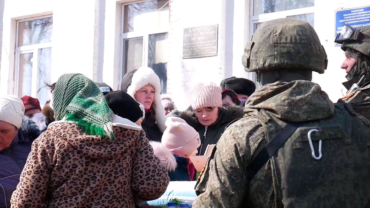 Сумы события сегодня. Русский военный с ребенком. Российские войска в Харькове. Российские военные 2022. Военных событиях в городе Сумы.