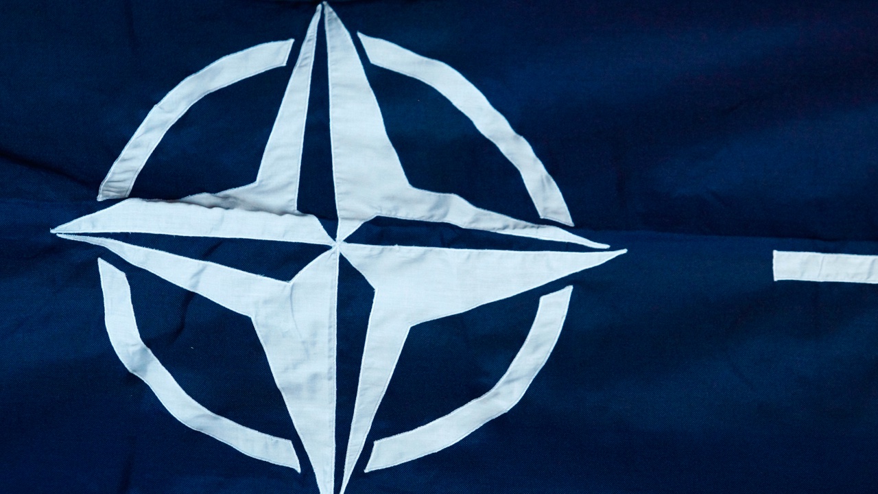 Руками нато. Рука НАТО. НАТО воюет с Россией руками Украины.