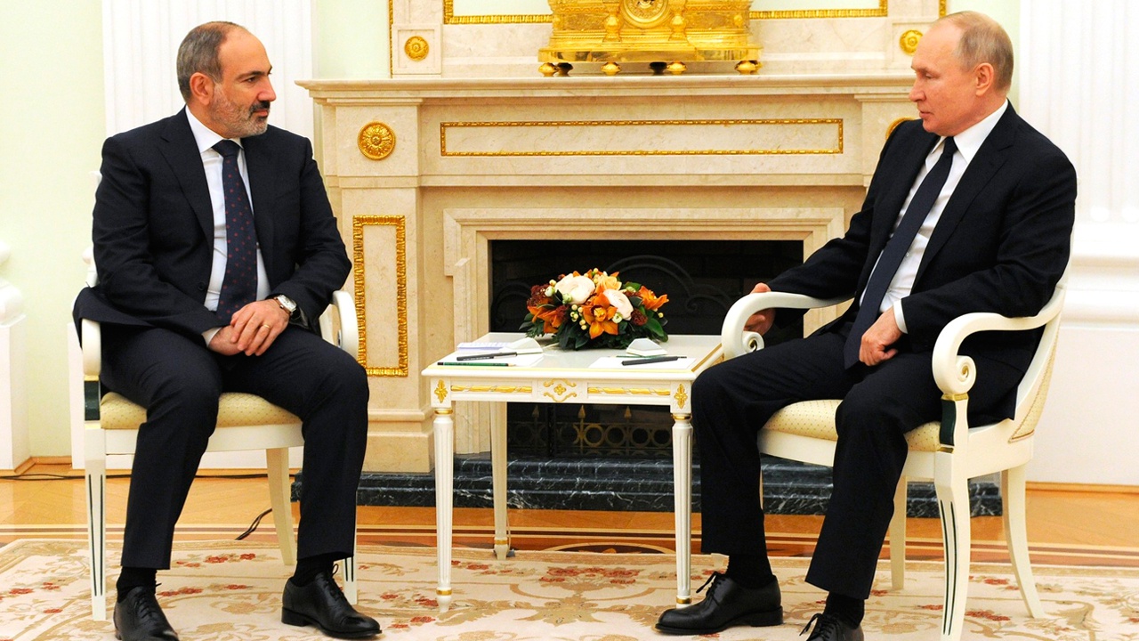 Путин и Пашинян затронули тематику выработки мирного договора между Ереваном и Баку