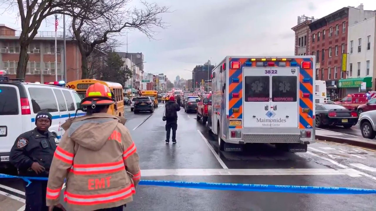 Порядка 29 пострадавших были госпитализированы после стрельбы в метро Нью-Йорка