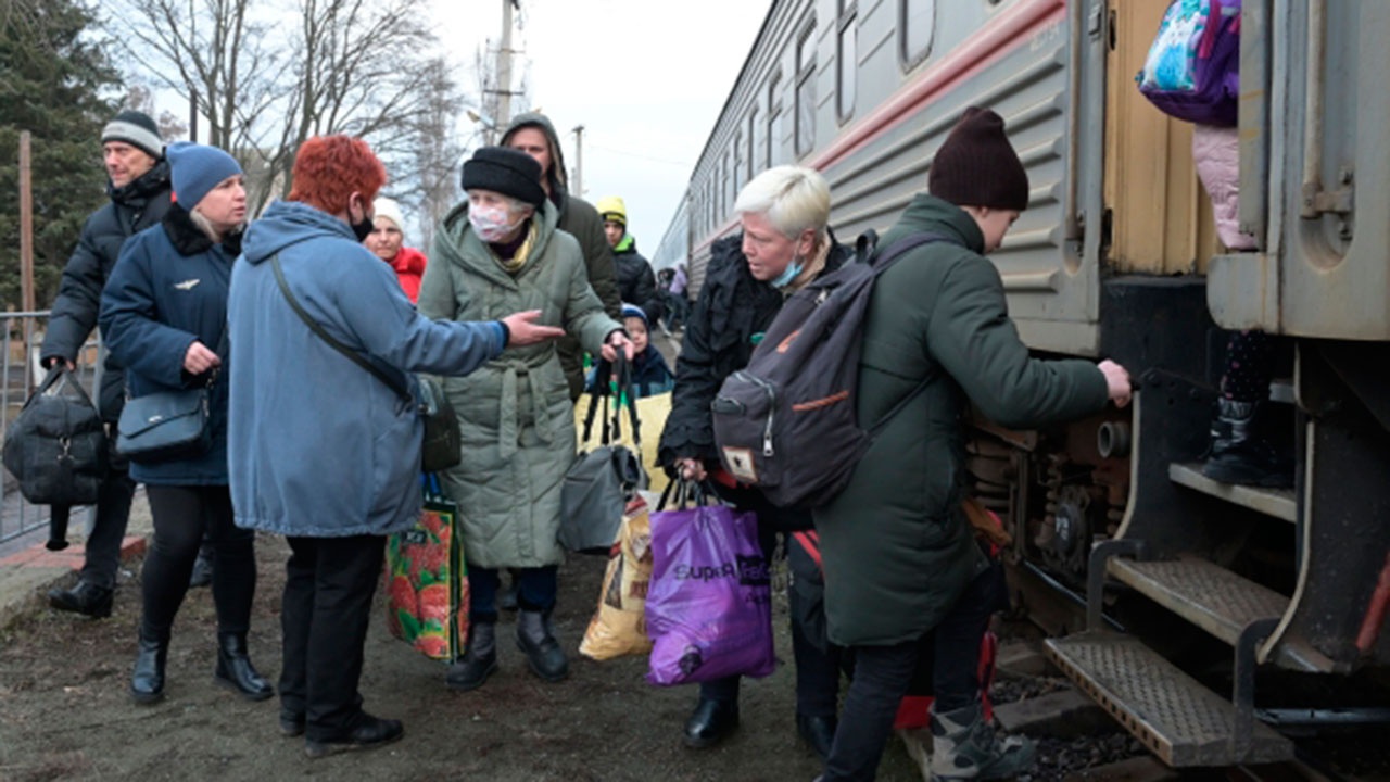 МЧС РФ: более 50 млн рублей получили бюджетники и пенсионеры на Украине от России за три недели