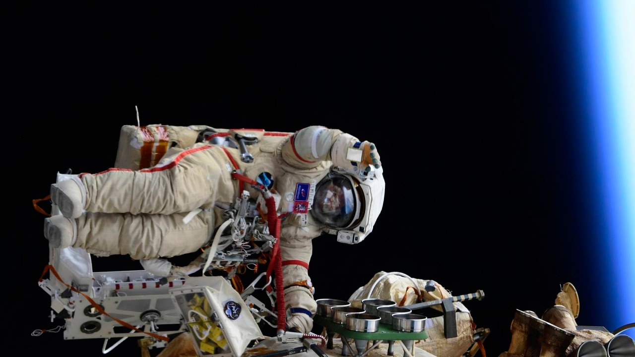 Космонавты Артемьев и Матвеев завершили выход в открытый космос для подготовки ERA к работе