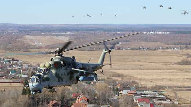 В воздухе вертолеты: кадры с тренировки воздушной части Парада Победы в Алабино
