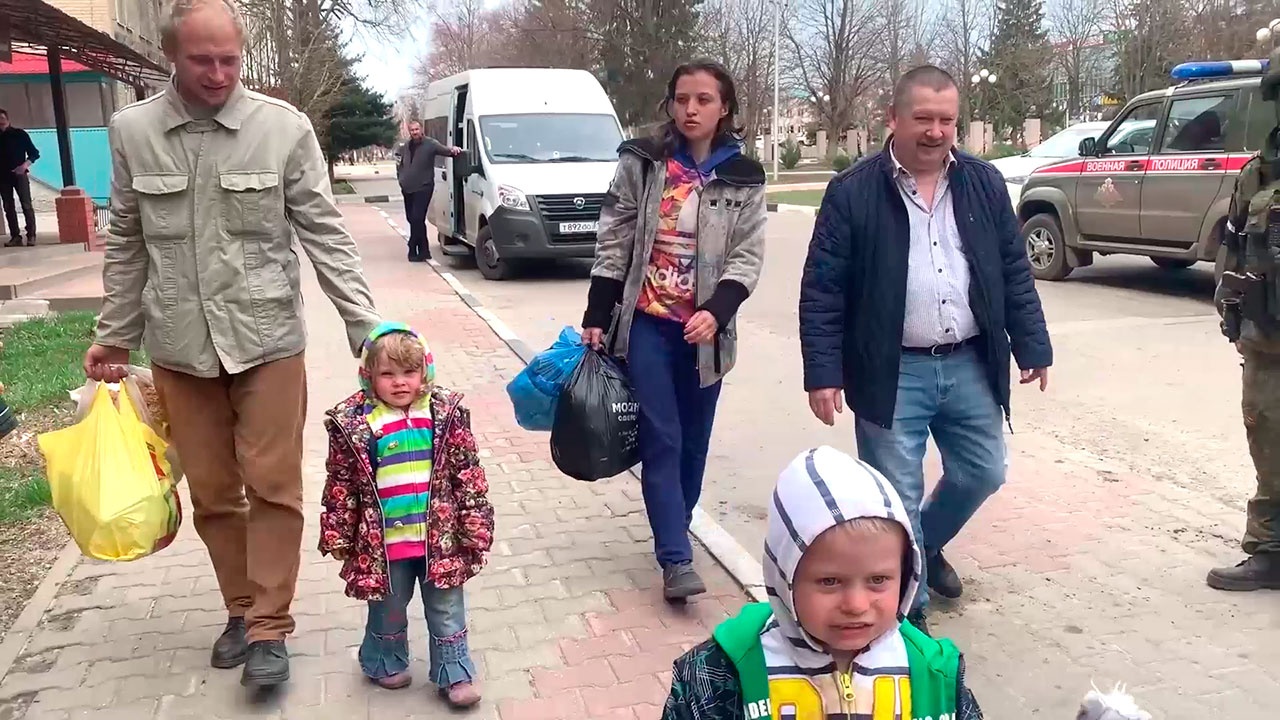 Военные полицейские РФ помогли семье с маленькими детьми эвакуироваться в Россию из Харьковской области