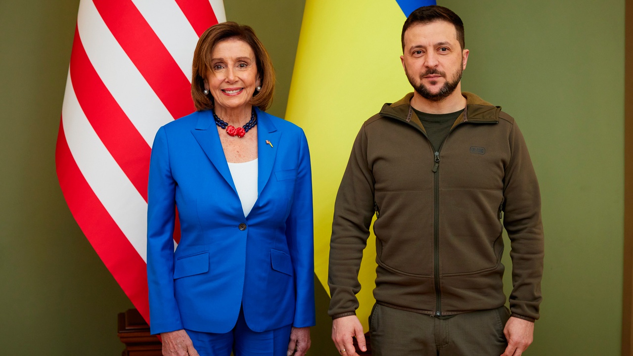 Мама и ее тренер: в США высмеяли совместное фото Зеленского и Пелоси в Киеве