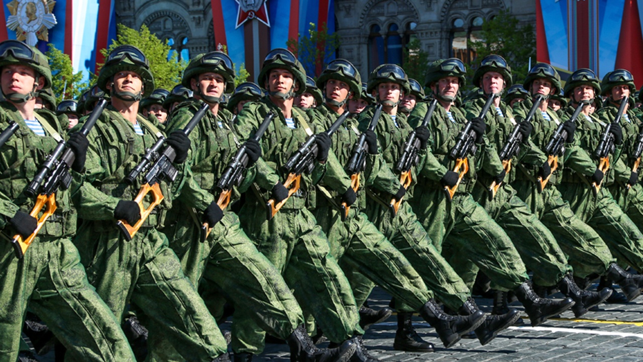 Май вс рф. Военный парад. Солдаты на параде. Российская армия парад. Русские военные на параде.
