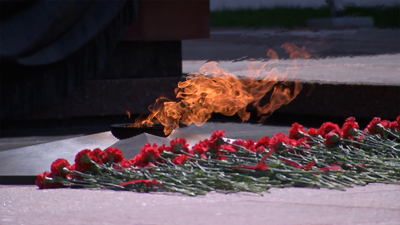 Песня вечный огонь над могилой. Могила солдата у вечного огня в Москве. Москва вечный огонь могила неизвестного солдата. Вечный огонь памятник неизвестному солдату в Москве. Вечный огонь Зарайск.