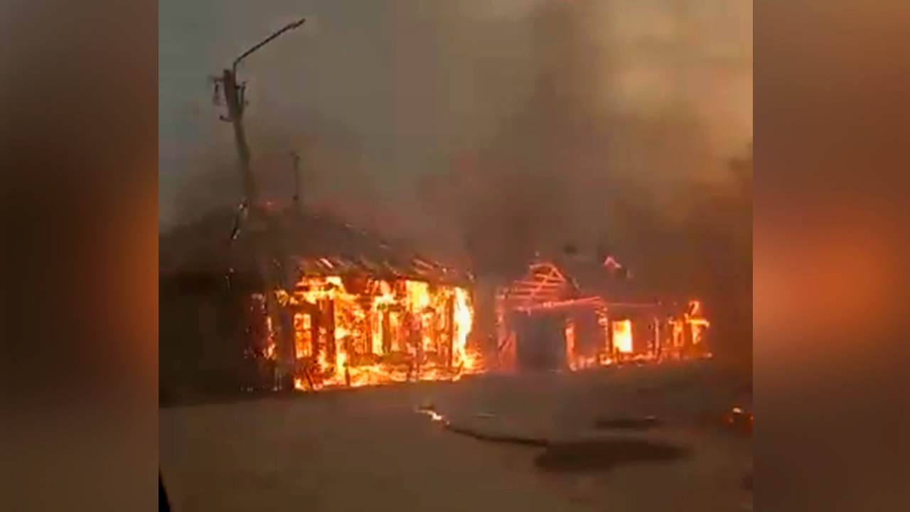 Круглое сгорел. Сгоревший дом. Пожар в Красноярске сейчас. Пожары в Красноярске дом горит. Пожар в отеле.