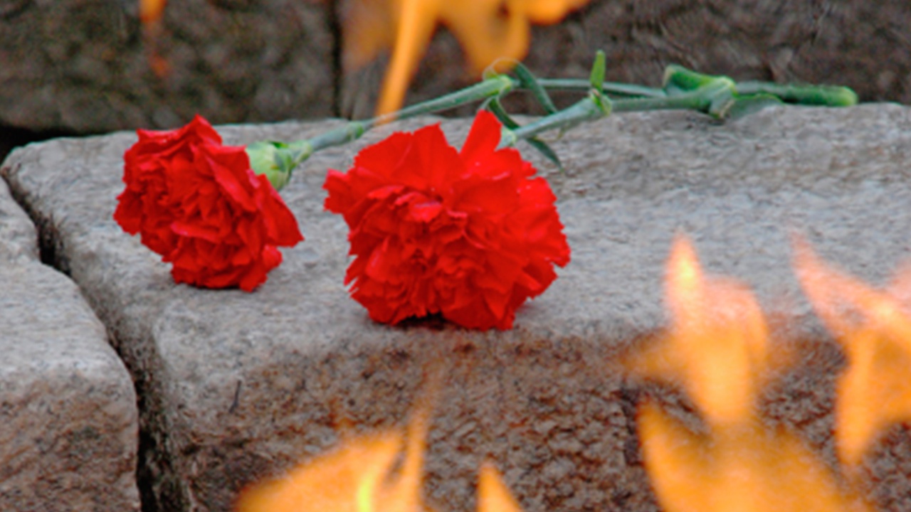 В Херсоне бывший украинский летчик впервые за 8 лет смог возложить цветы к Вечному огню