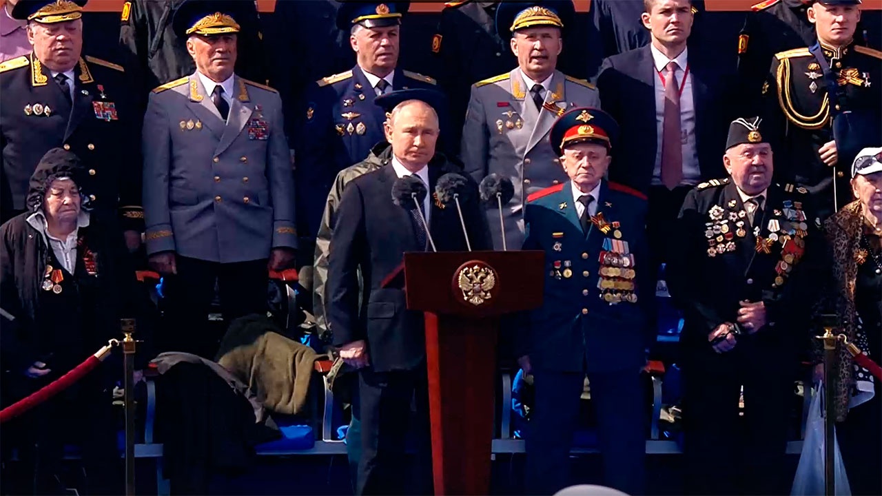 Путин объявил Минуту молчания на Параде Победы