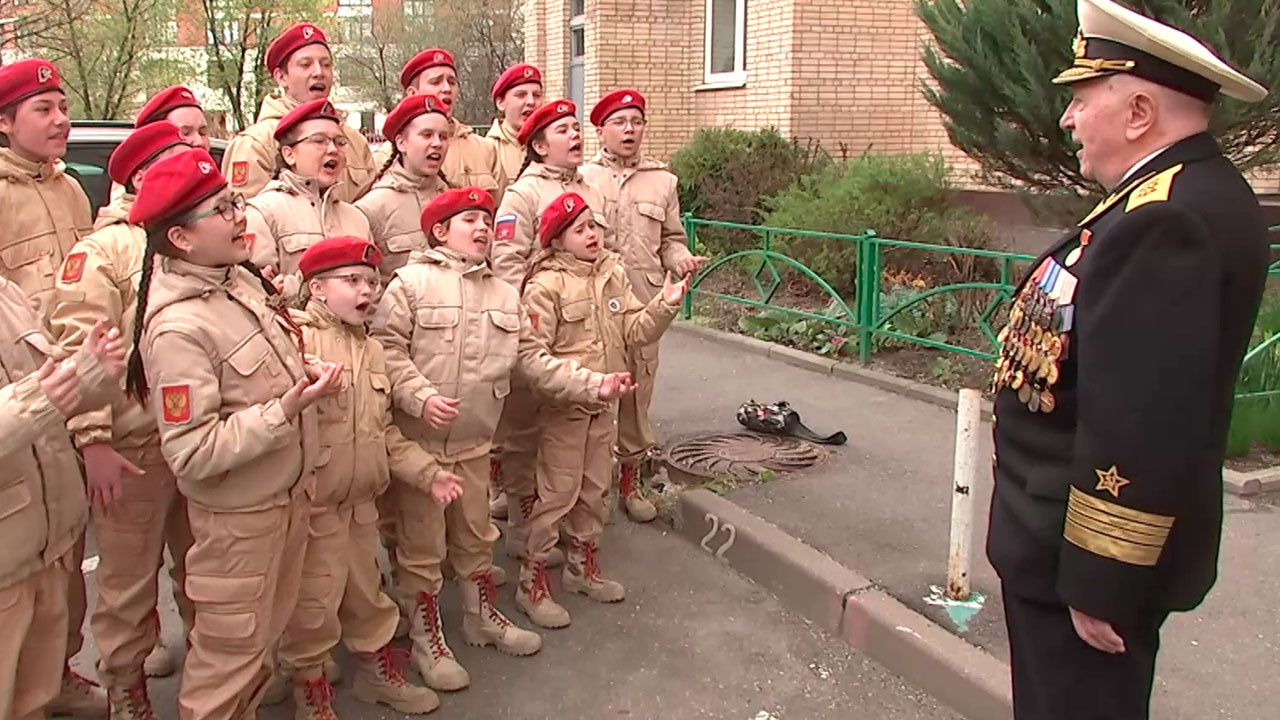 В Москве юнармейцы устроили персональный парад в честь Дня Победы у дома фронтовика