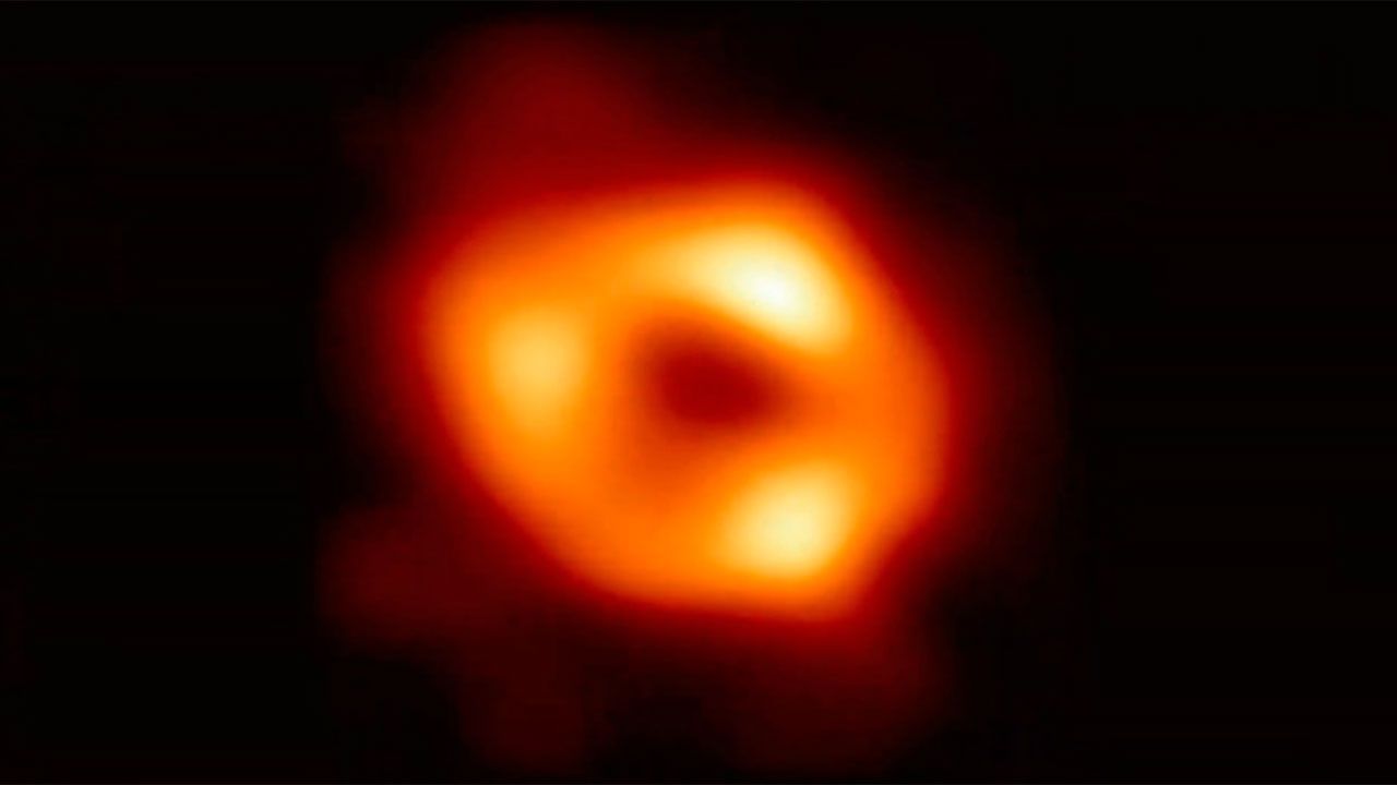 ESO показала первую в истории фотографию черной дыры в центре Млечного Пути