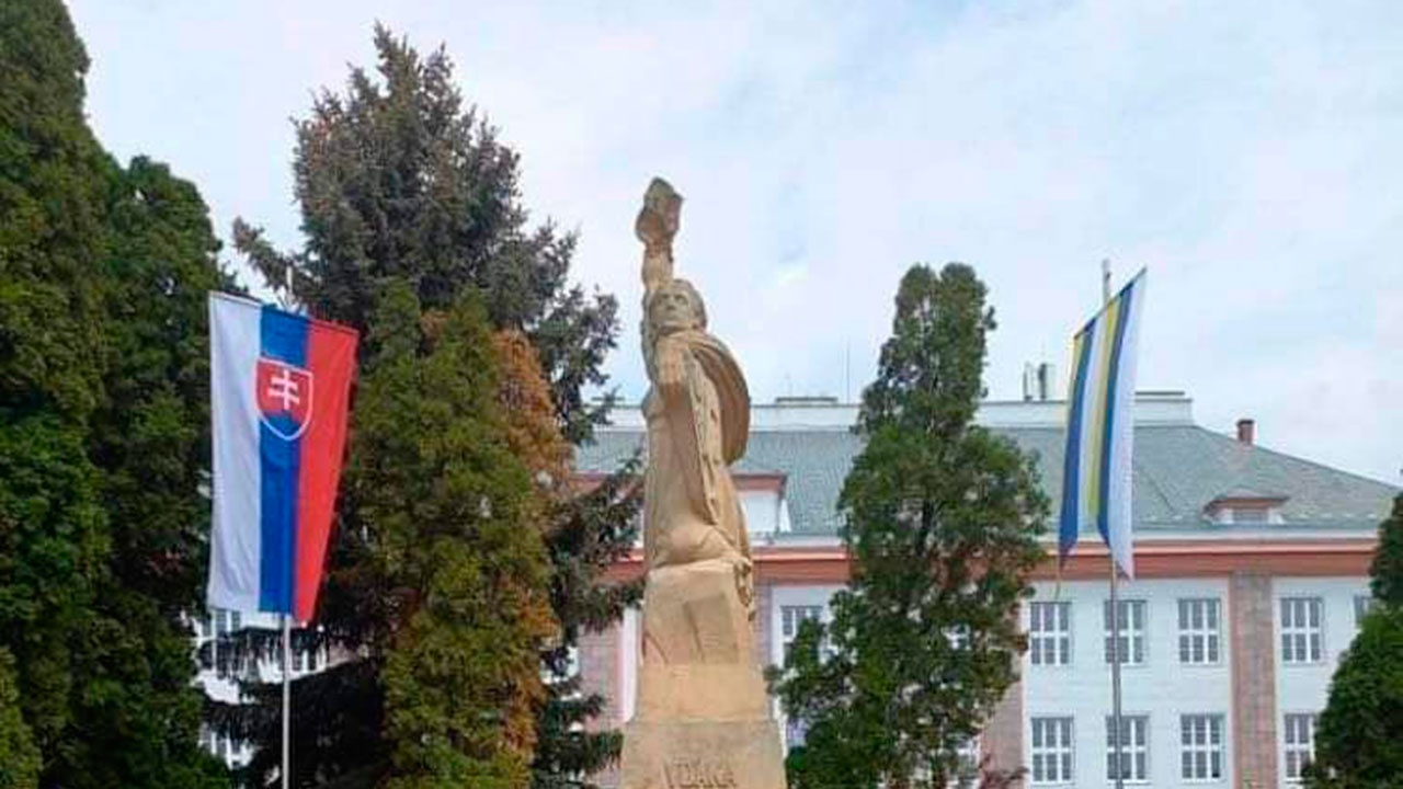 Памятник советским воинам в Словакии осквернили неонацистской символикой