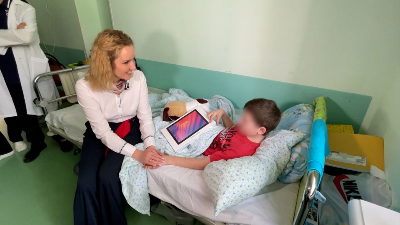 Раненые дети в крокусе. Раненых и тяжелобольных детей из Донбасса.