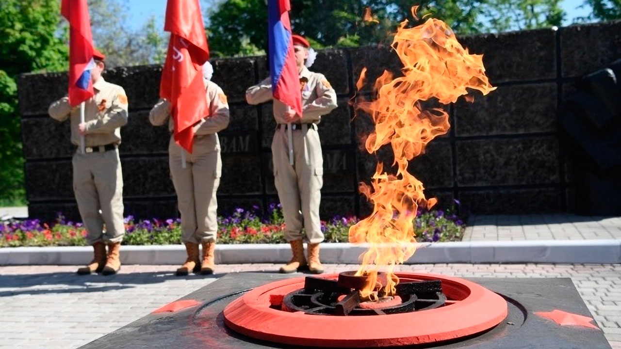 «Мы этого ждали»: как освобожденный Мариуполь встретил праздник Победы
