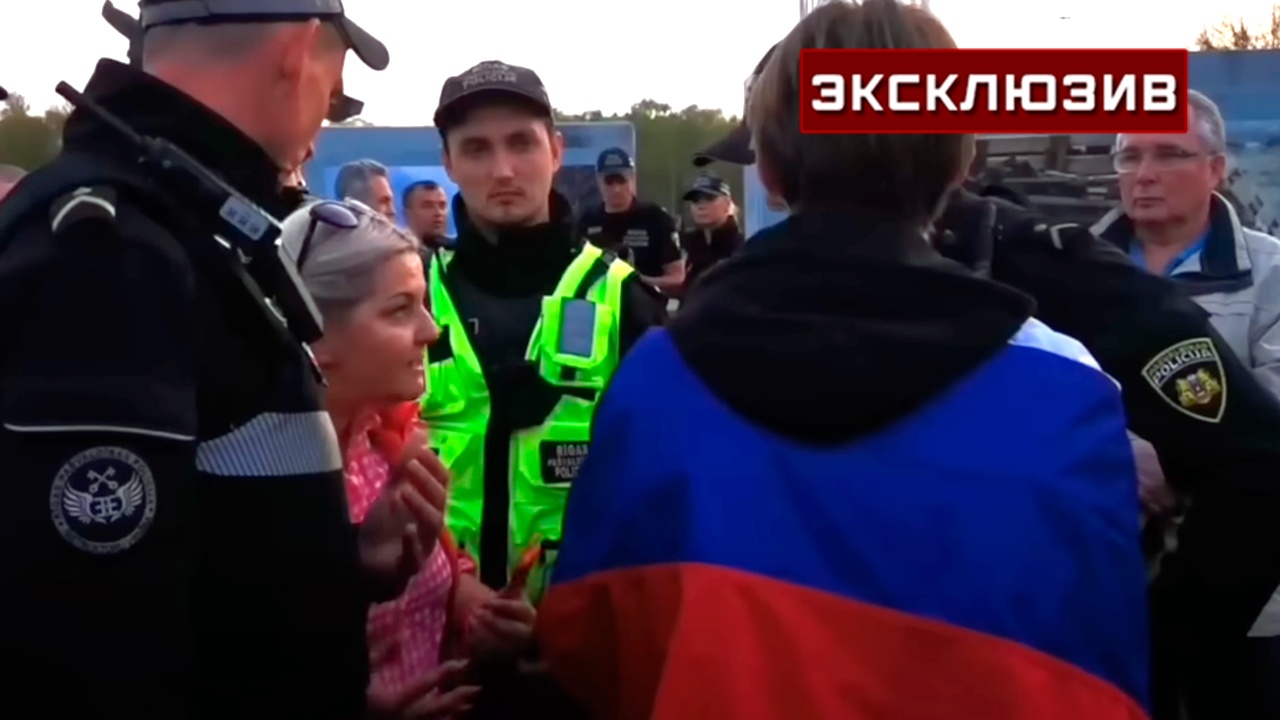 Мать юноши, развернувшего флаг России у памятника в Риге, раскрыла подробности его задержания