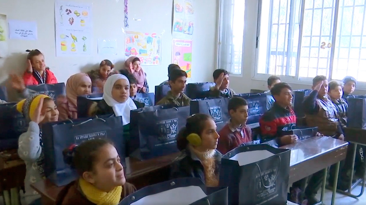 Российские военные передали подарки ученикам школы для глухих в Сирии