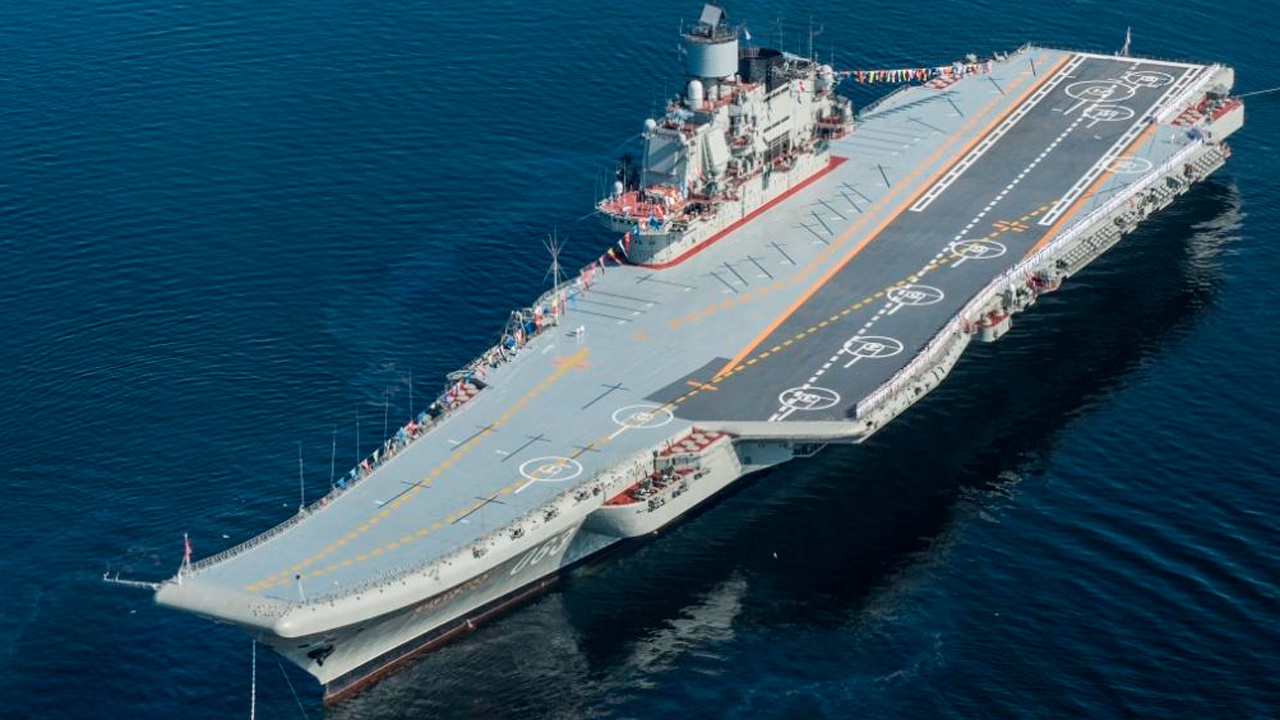 Российский авианосец «Адмирал Кузнецов» успешно встал в док в Североморске
