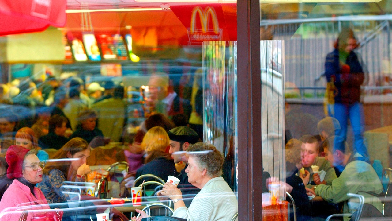 «Макдак», «Кафе у Говора» и «Русская булка»: россияне придумывают новое название для McDonald's