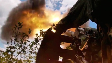 Подавить огнем: кадры боевой работы расчетов самоходных гаубиц «Гиацинт-С»