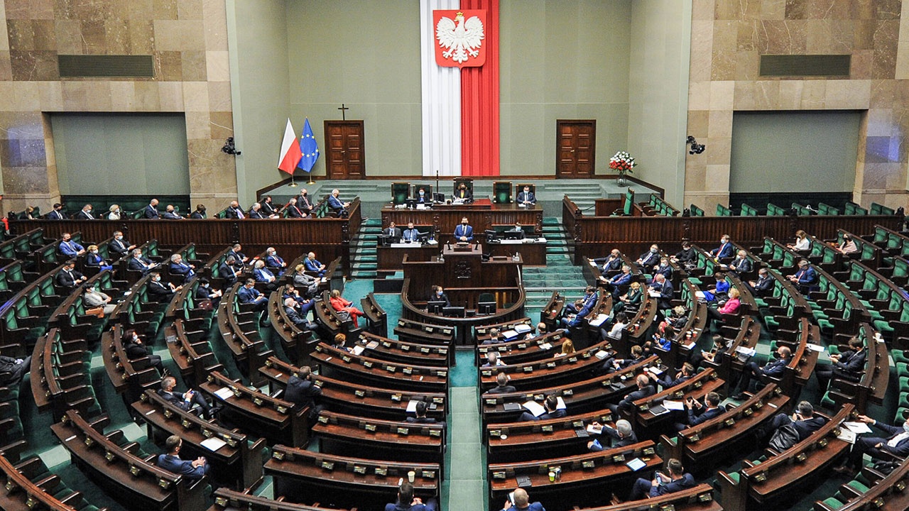 Песков назвал оголтелым решение Варшавы разорвать газовый контракт с РФ
