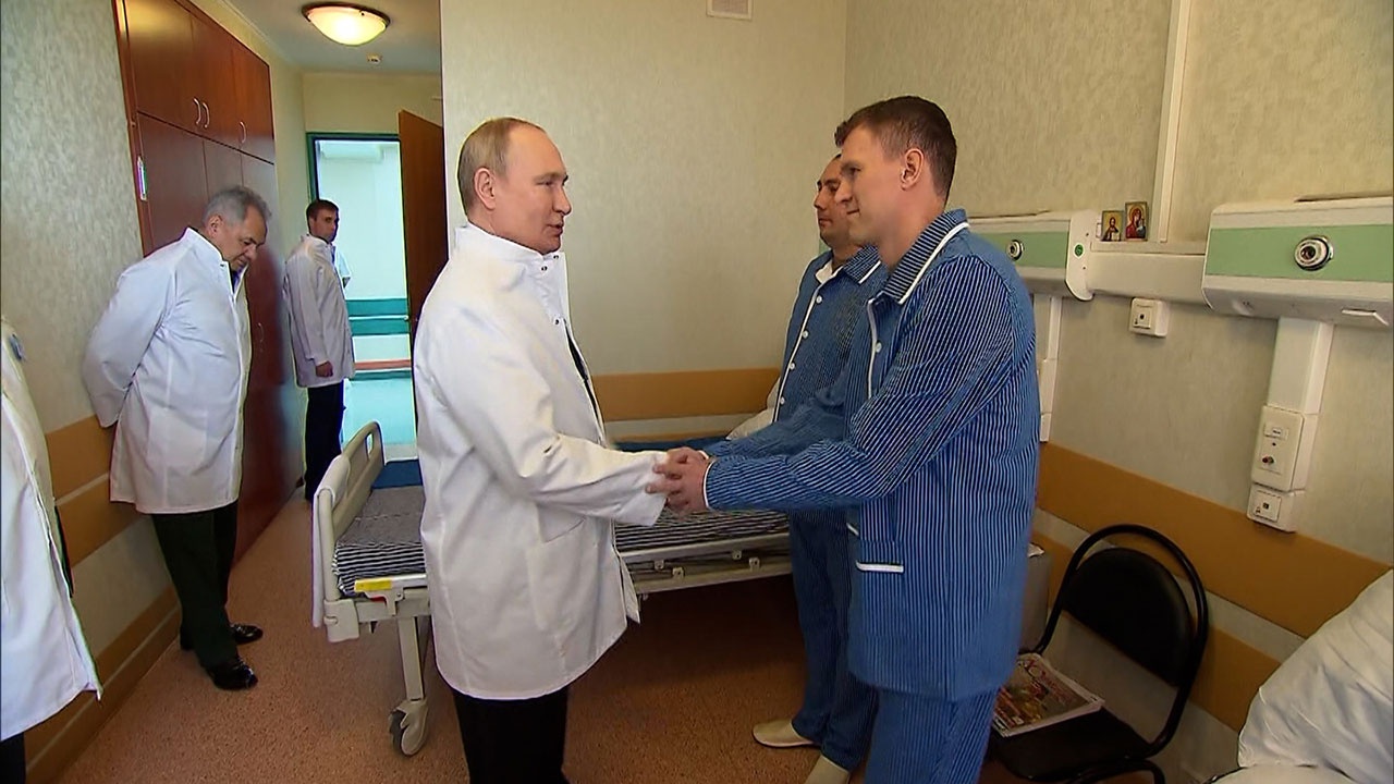 Путин посетил госпиталь Мандрыка