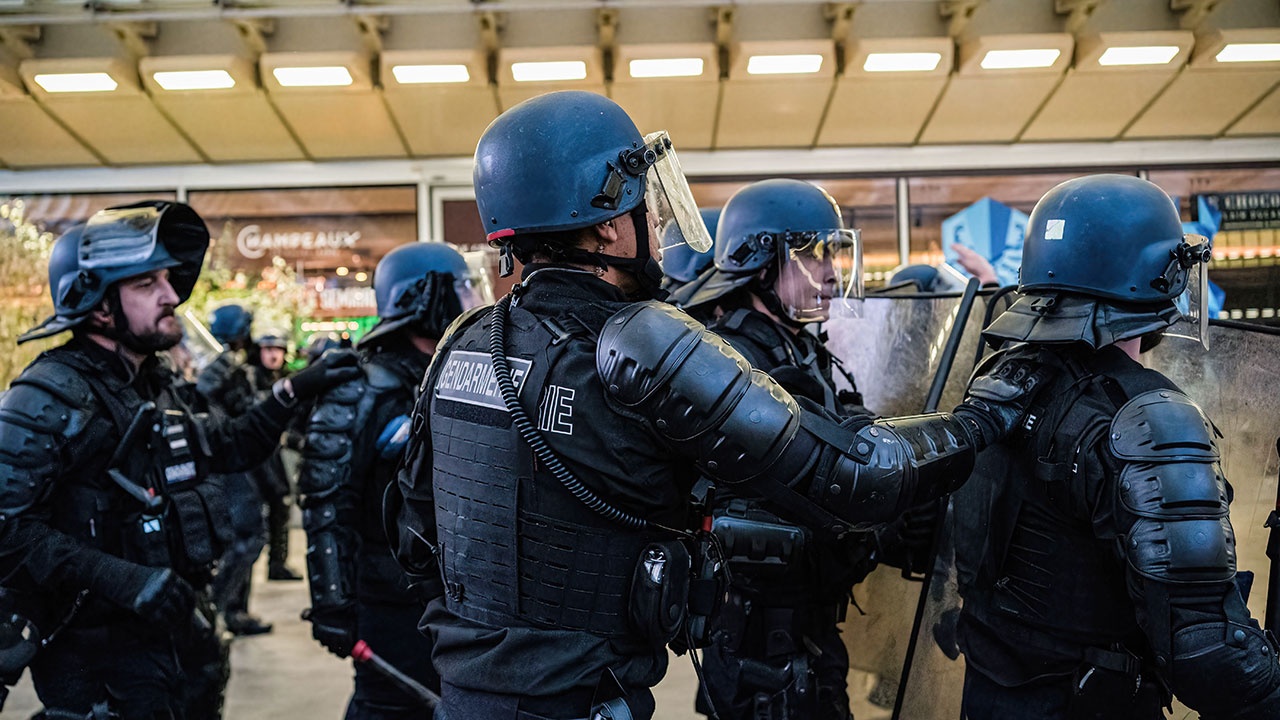 Семь полицейских пострадали при столкновении с футбольными фанатами в Париже