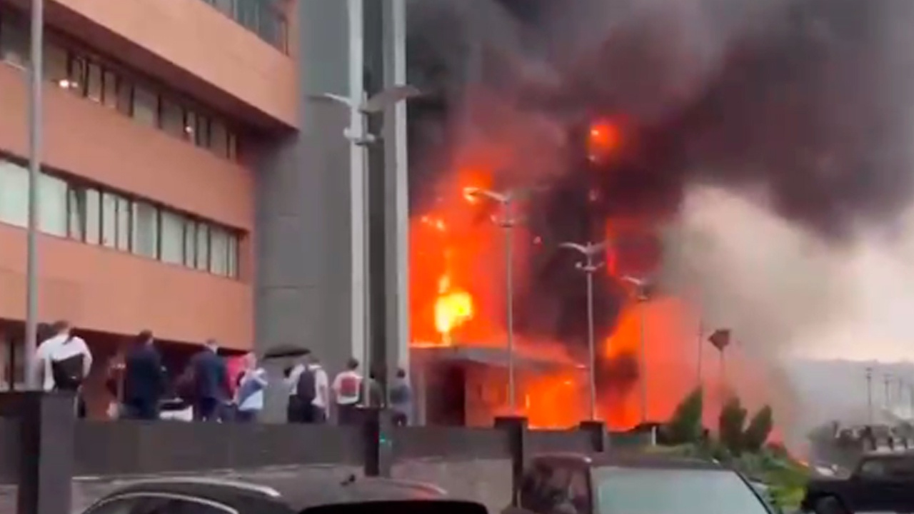 Бц пожар. Пожар Гранд Сетунь. Пожар в ТЦ Плаза Москва. Пожар в Сетунь Плаза в Москве. Москва пожар в БЦ 2022.