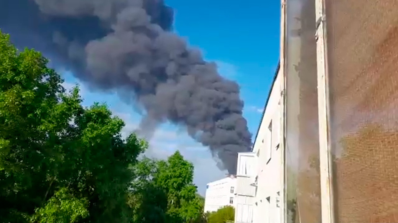 Пожар в челнах сегодня. Пожар Набережные Челны сейчас. Набережные Челны пожар вчера. Пожар в Набережных Челнах сегодня. Пожар в наб Челнах сейчас.