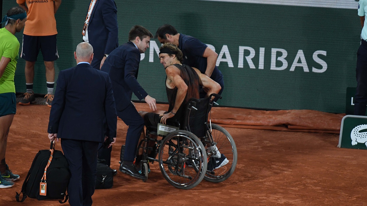 Немецкого теннисиста Зверева увезли с корта в инвалидной коляске