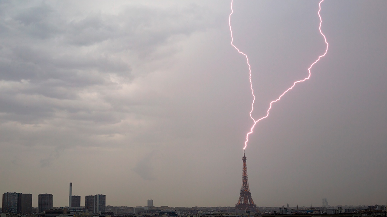 Во Франции удалось запечатлеть удар молнии в Эйфелеву башню