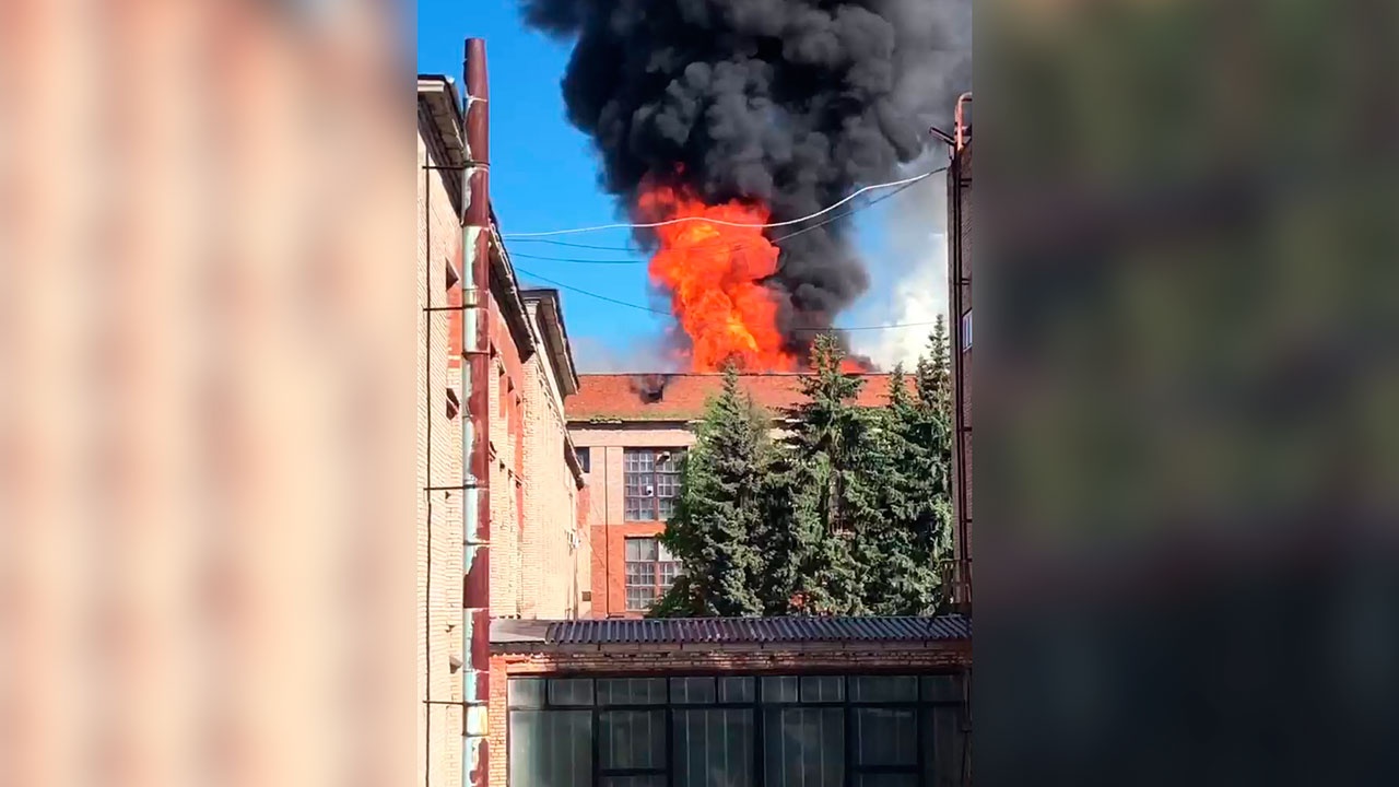 Пожар в посаде сегодня. Пожар ЗОМЗ Сергиев Посад. Загорский оптико-механический завод пожар. Загорский оптико-механический завод ЗОМЗ Сергиев Посад. Пожар в Сергиевом Посаде 8 июня.