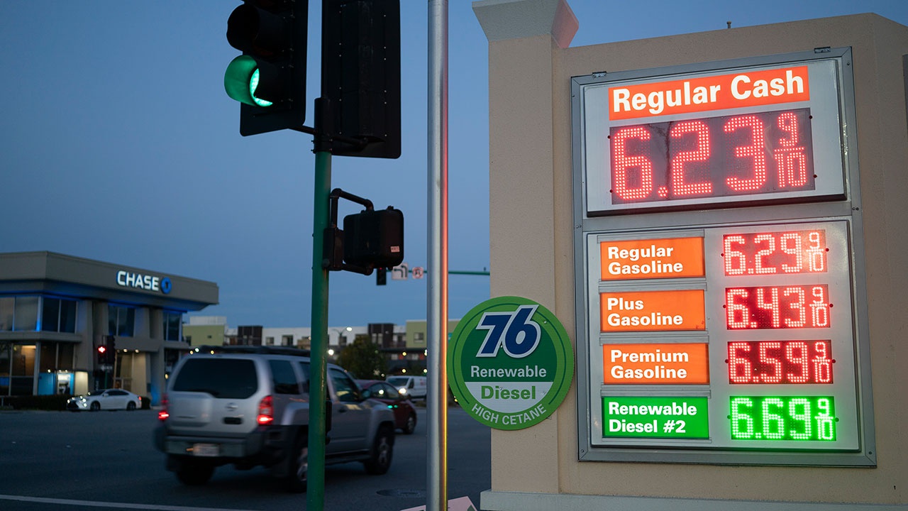 Байден назвал рост цен на бензин в США последствием помощи Украине