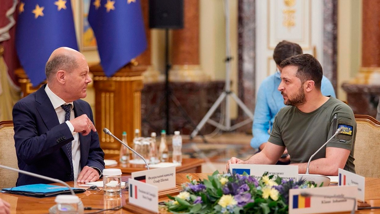Die Welt: Макрон, Шольц и Драги убеждали Зеленского сесть за стол переговоров с Путиным