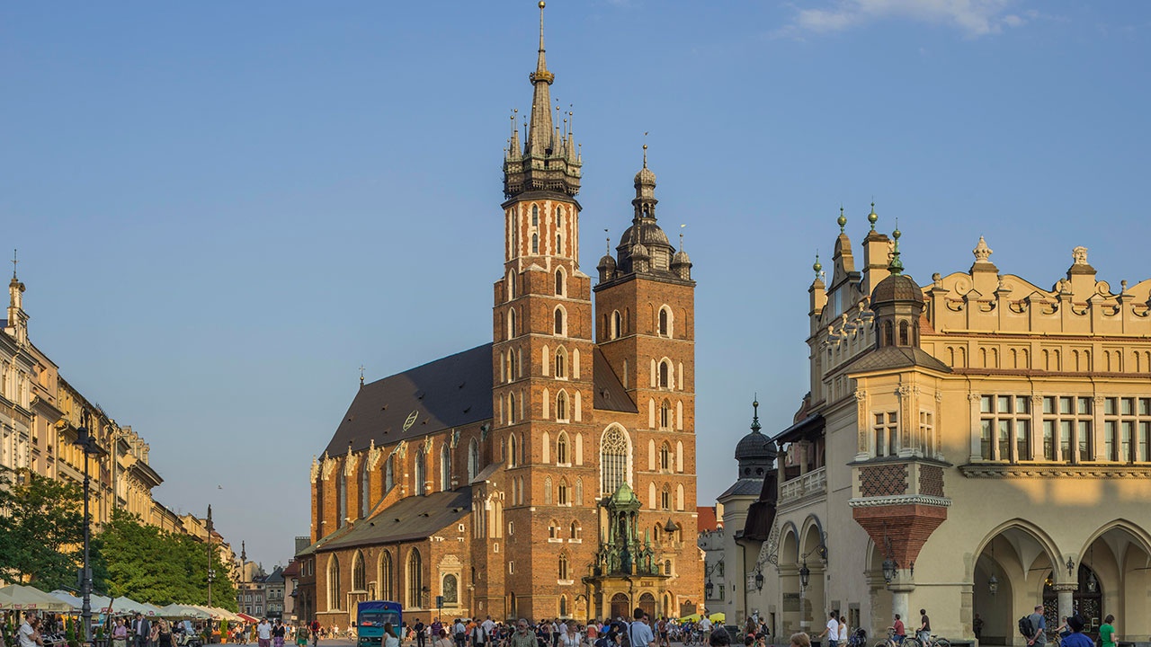 В СВР сообщили, что католическая церковь Польши намерена поглотить Львовскую архиепископию
