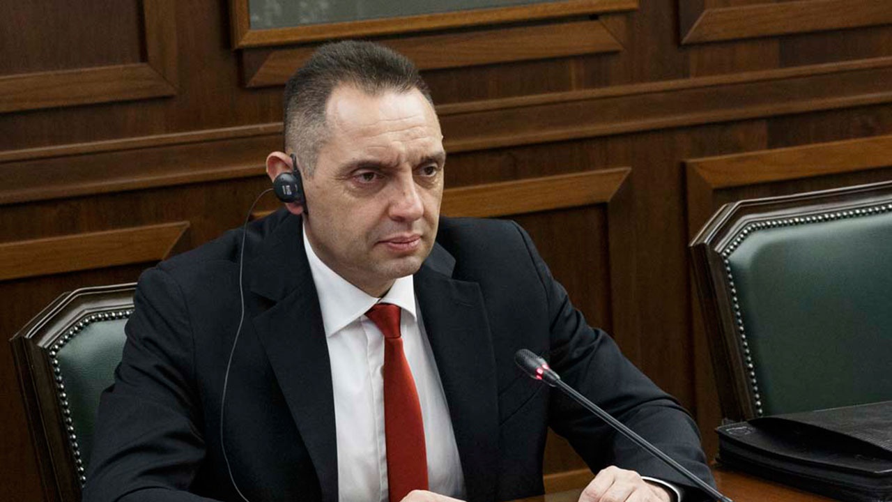 Министр МВД Сербии жестко ответил главе ЕК на призыв выбрать сторону
