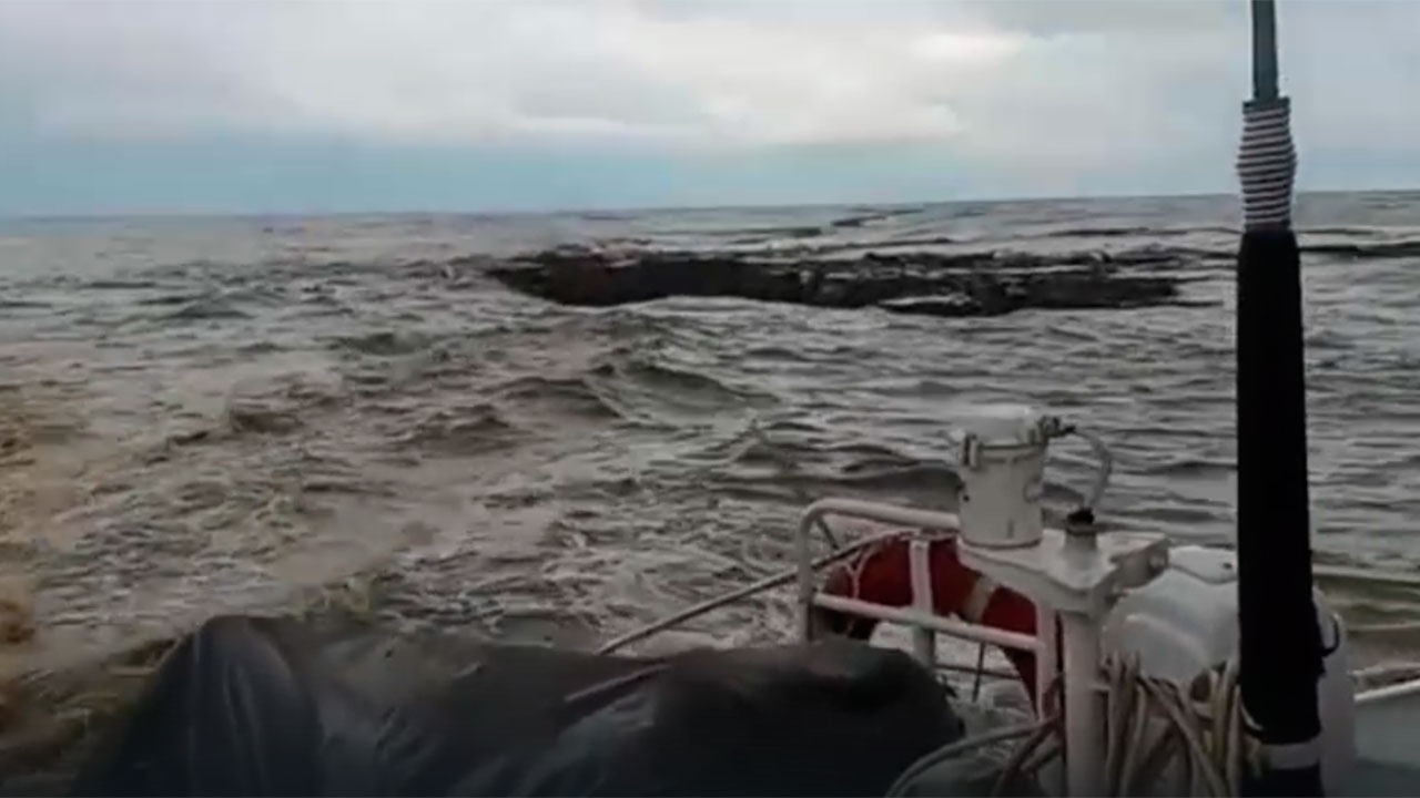 В сочи нашли в море. Поисково спасательные операции на море. Мина в черном море Сочи. Машины унесло в море.