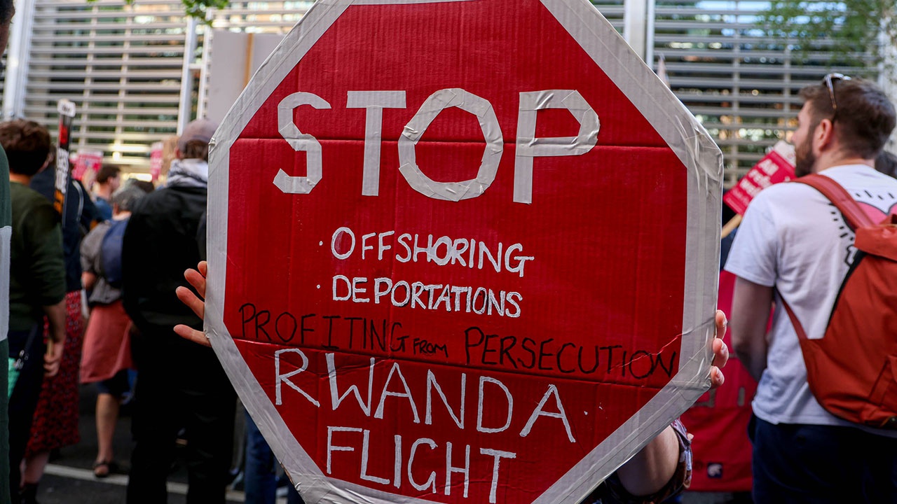 Джонсон рассказал, отправят ли украинских беженцев в Руанду