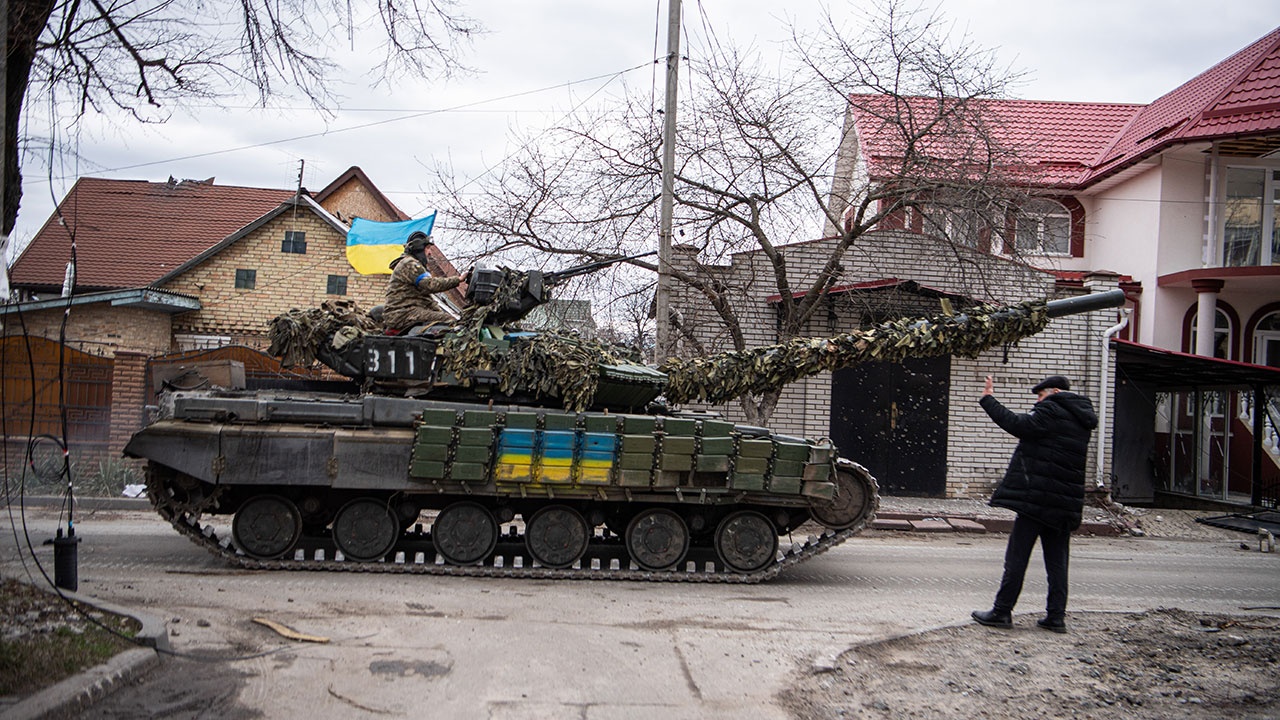 Резник заявил, что Киев продолжает убеждать Запад поставить ему современные танки и самолеты
