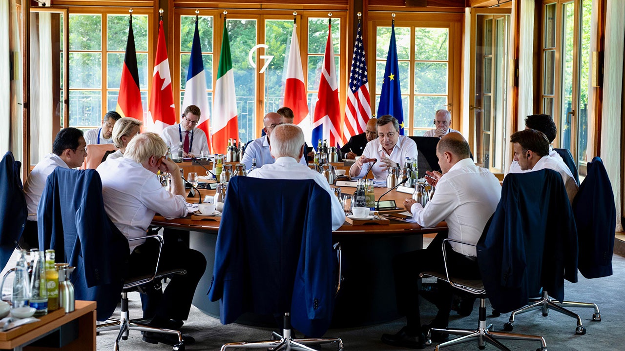 Лидеры G7 во время переговоров попытались сделать фотосессию «лучше Путина»
