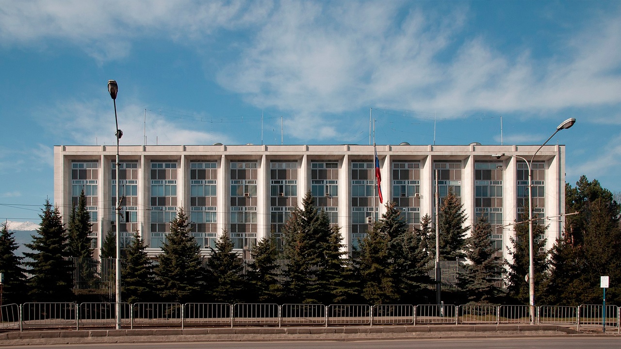 Болгария высылает 70 работников посольства России