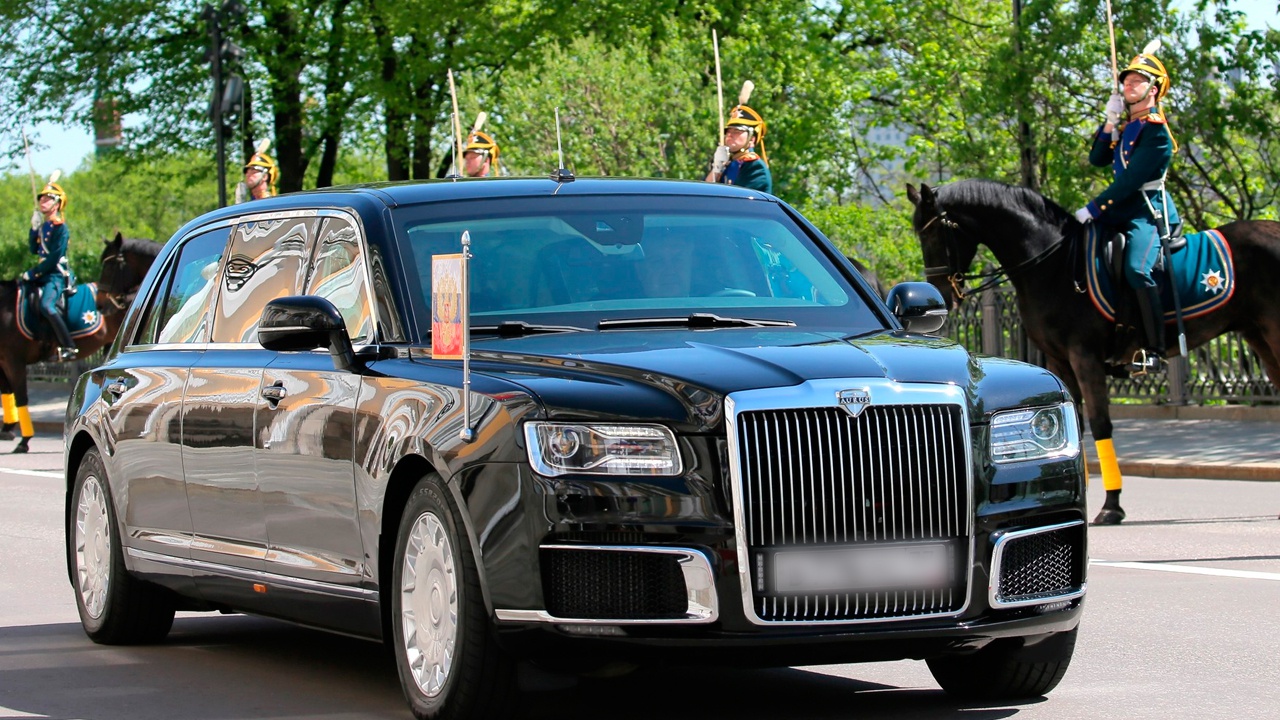 Песков рассказал, почему в командировках Путин перемещается на своих автомобилях