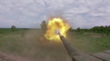 Огнем боевых машин: кадры «фланговой стрельбы» из танков и БТР по позициям ВСУ