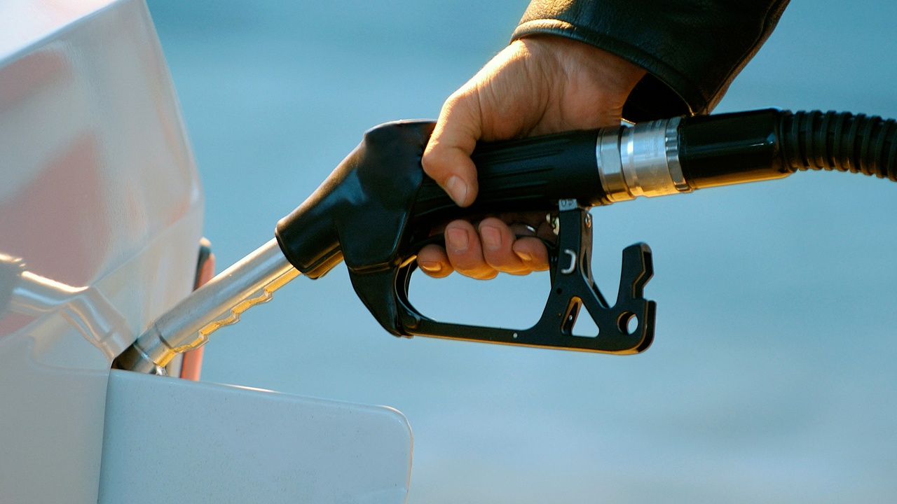 Байден попросил у владельцев заправок снизить цены на бензин