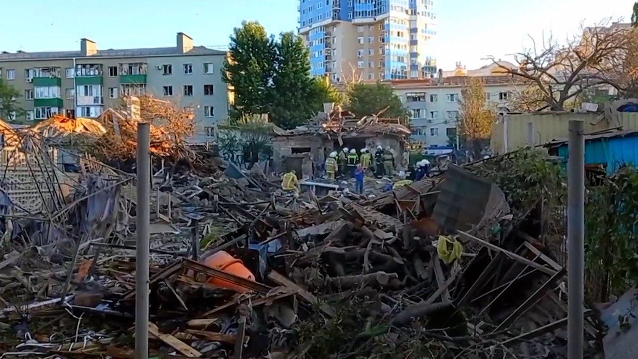 Почему допустили обстрел белгорода. Разрушения в Белгороде. Разрушенный город. Белгород обстрел. Разрушенное здание.