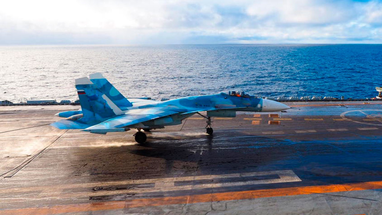 Покорители высот: экипажи Су-33 СФ отработали воздушные бои с условным противником