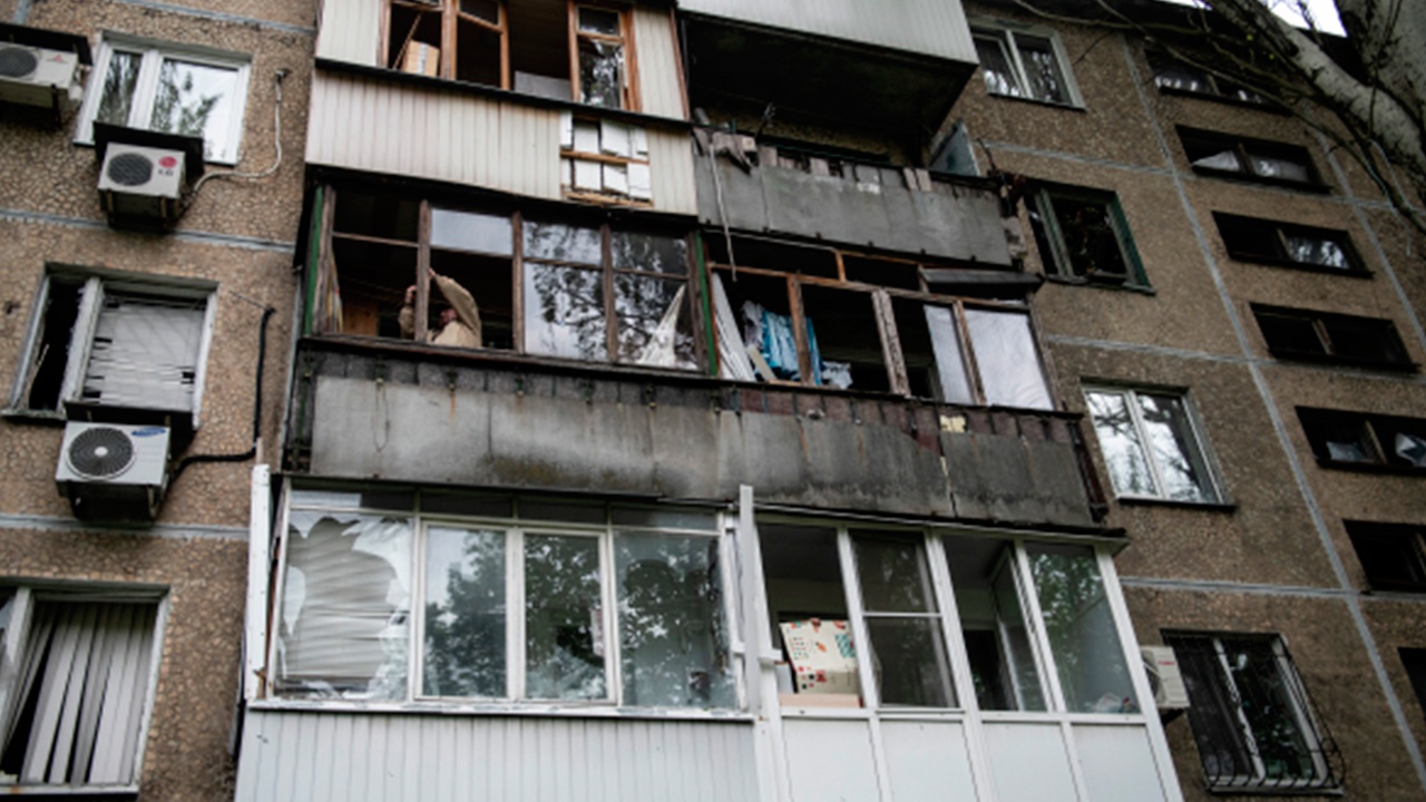 ВГА Херсонской области: многие жители Новой Каховки остаются под завалами после удара ВСУ
