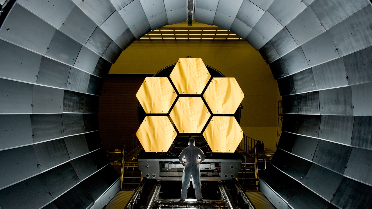 Опубликовано первое полноценное фото с телескопа James Webb